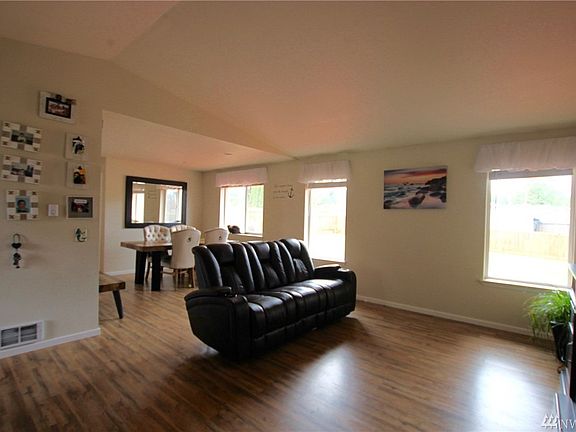 3rd image of 1886 Edgewood Dr