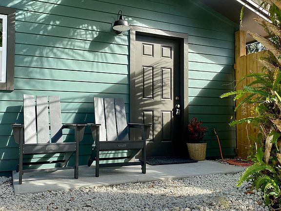 2nd image of 1916 Amelia Ave