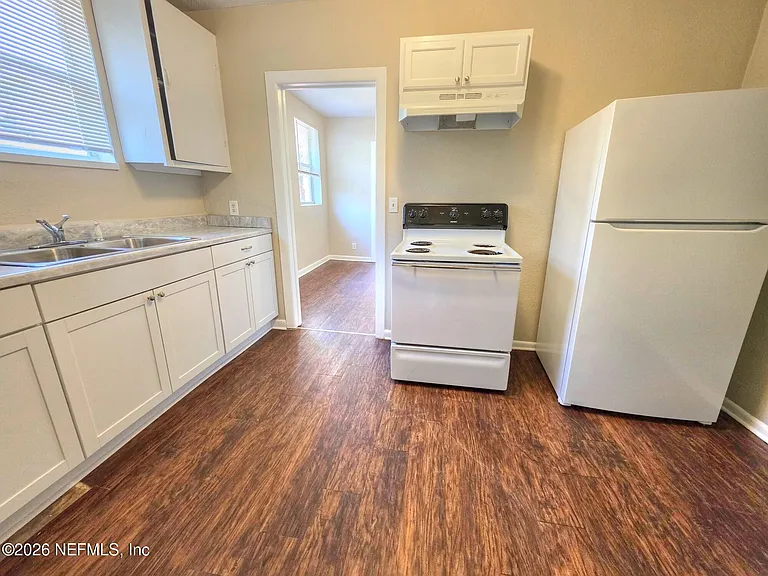 916 W 25th St — Photo 18