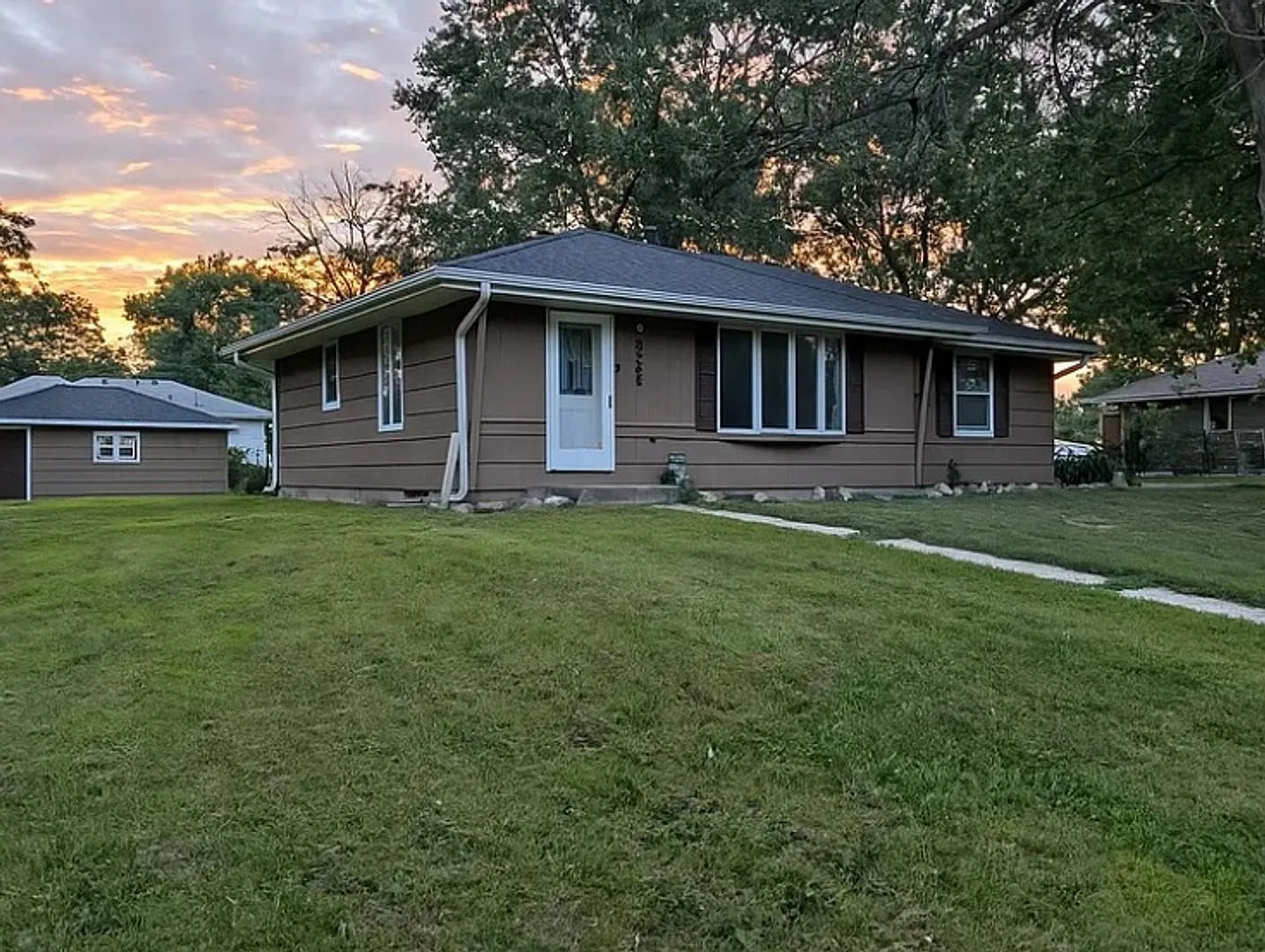 Spacious 5BR House in Bloomington — Photo 1