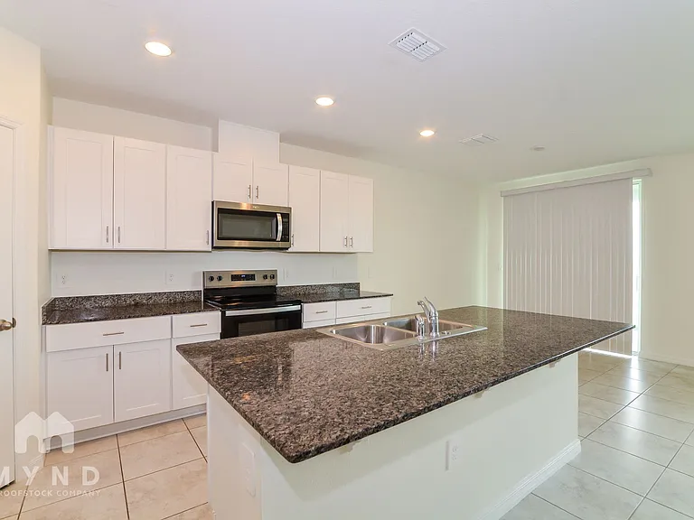 796 Griffon Ave — Photo 9