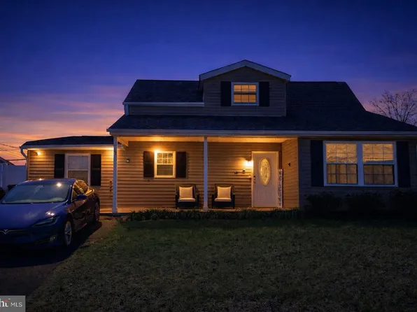 37 River Ln, Levittown, PA 19055