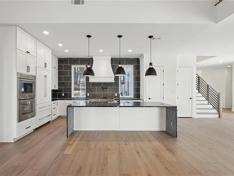 120 Thome Dr — Photo 8