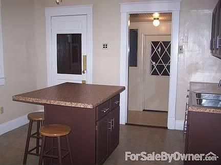 Kitchen 1 : New countertop, island top and tile backsplash.