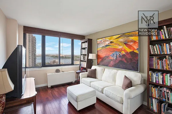 Sold by New York Residence | media 14