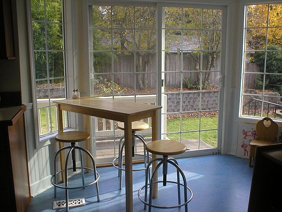 Breakfast nook w/ bay window