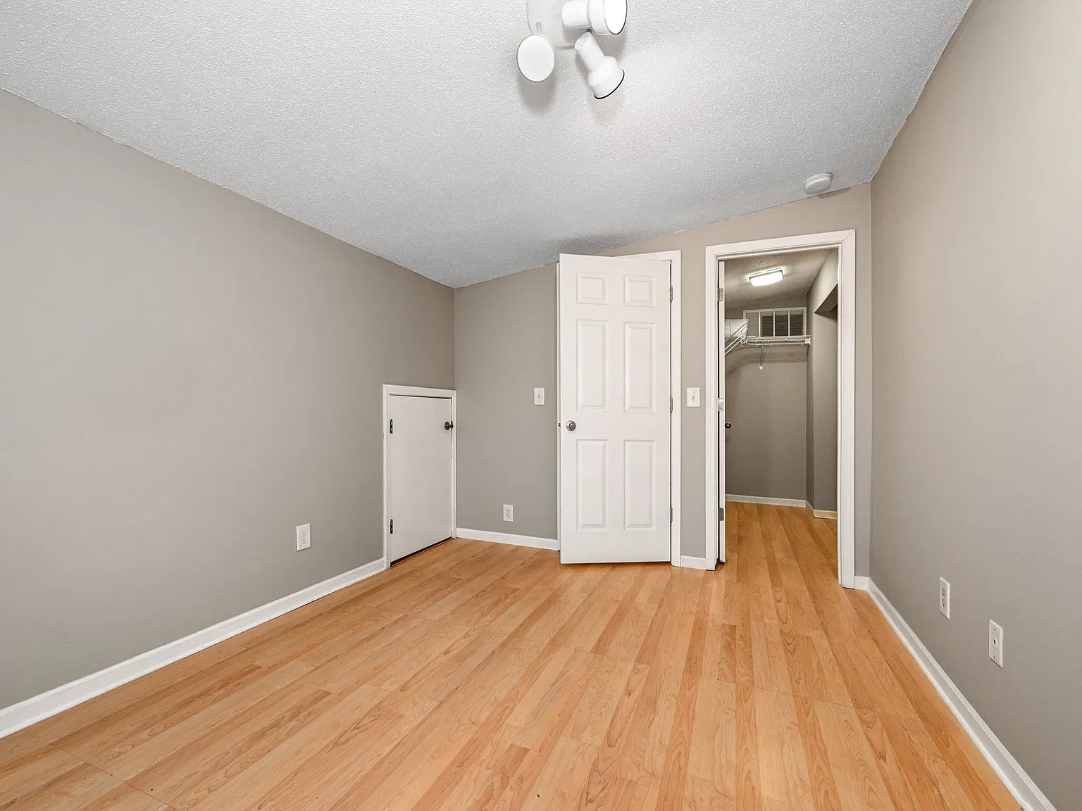 3 bed, 1.5 bath, 1500 sqft, $2,095 — Photo 3