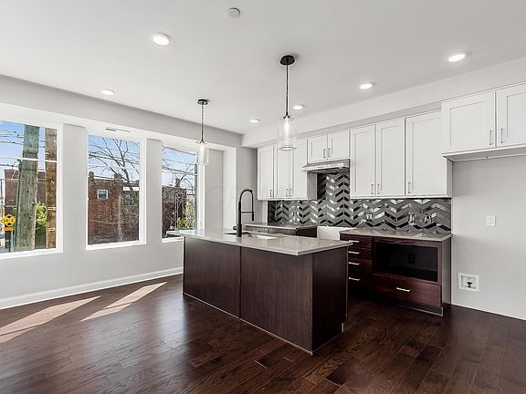 4th image of 207 E 5th Ave