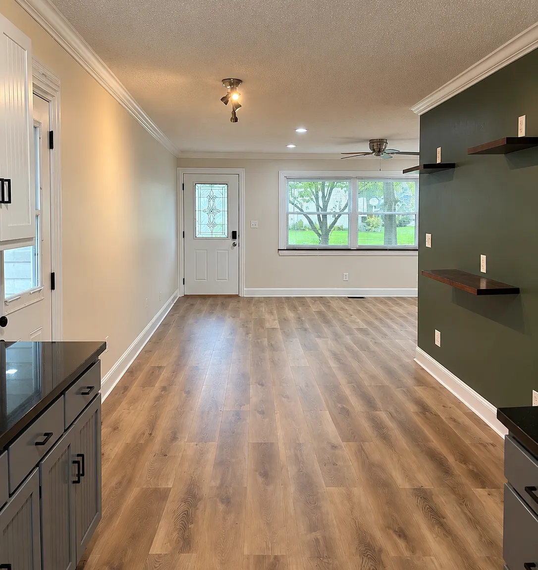 3 bed, 980 sqft, $2,400 — Photo 2