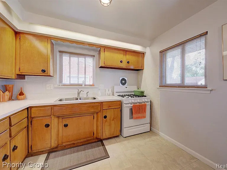 1322 Elliott Ave — Photo 2