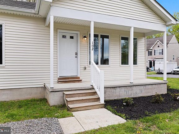 4th image of 102 Stewart Ln