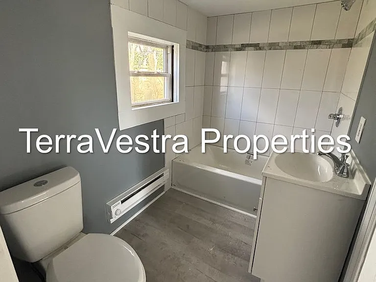 279 N Laurel St — Photo 4