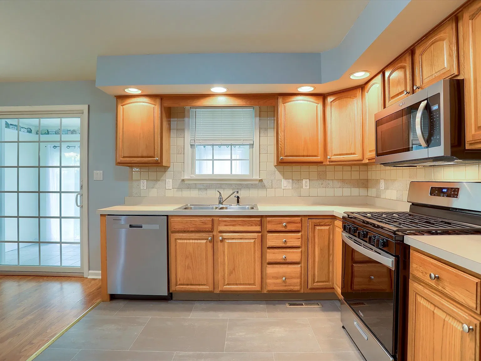 3 bed, 1584 sqft, $2,299 — Photo 2