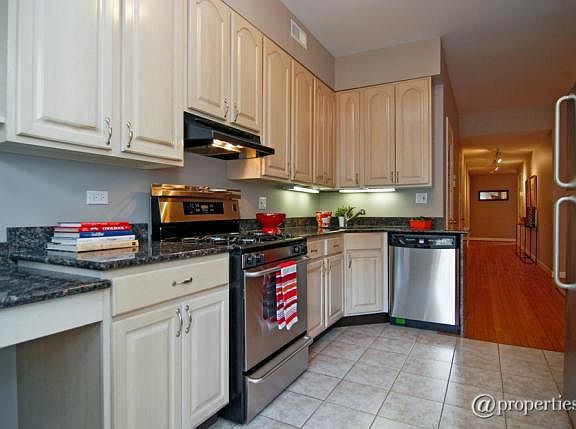 4th image of 940 W Belle Plaine Ave #1W