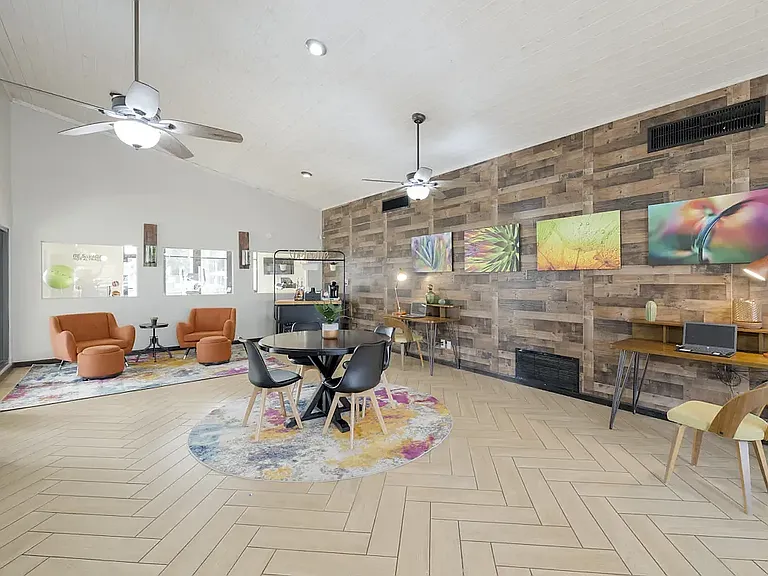 Emerald Apartments — Photo 6