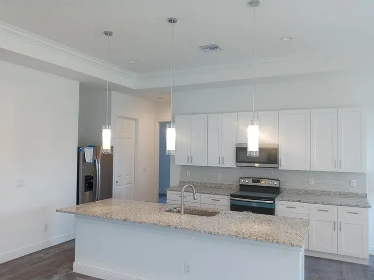 992 SW College Park Rd — Photo 4