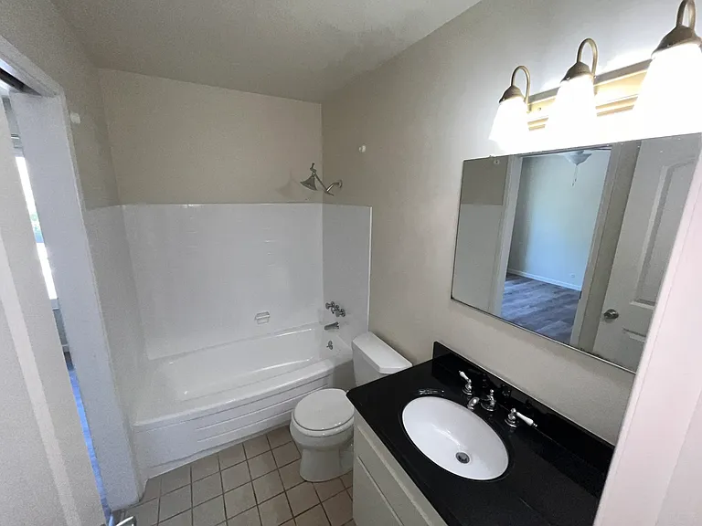 Lee Crest Apartments — Photo 17