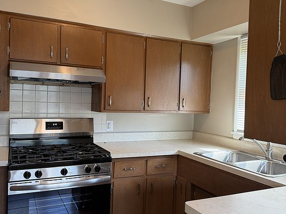 5th image of 412 11th Ave W