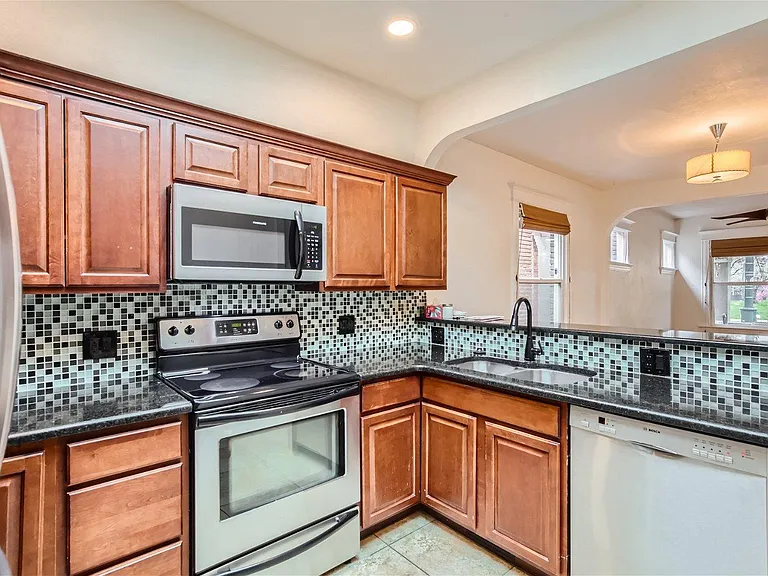 2805 N Franklin St — Photo 3