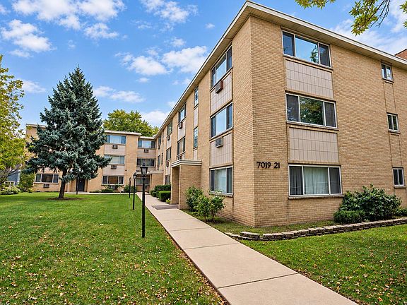 2nd image of 7019 N Ridge Blvd APT 1D