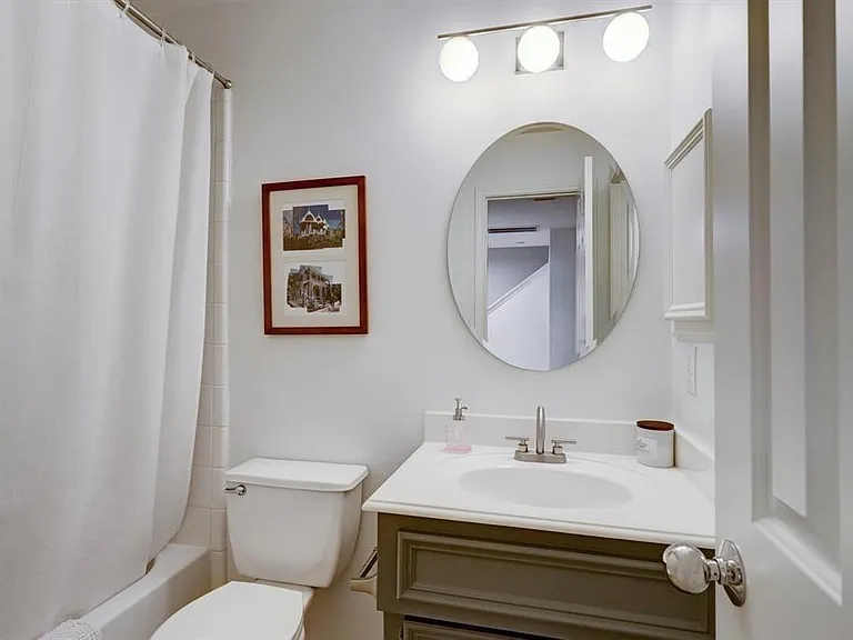 1237 W 17th St — Photo 23