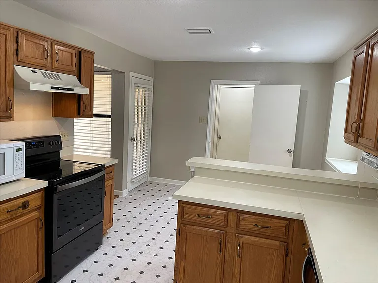 1402 Sheppard Ln — Photo 7
