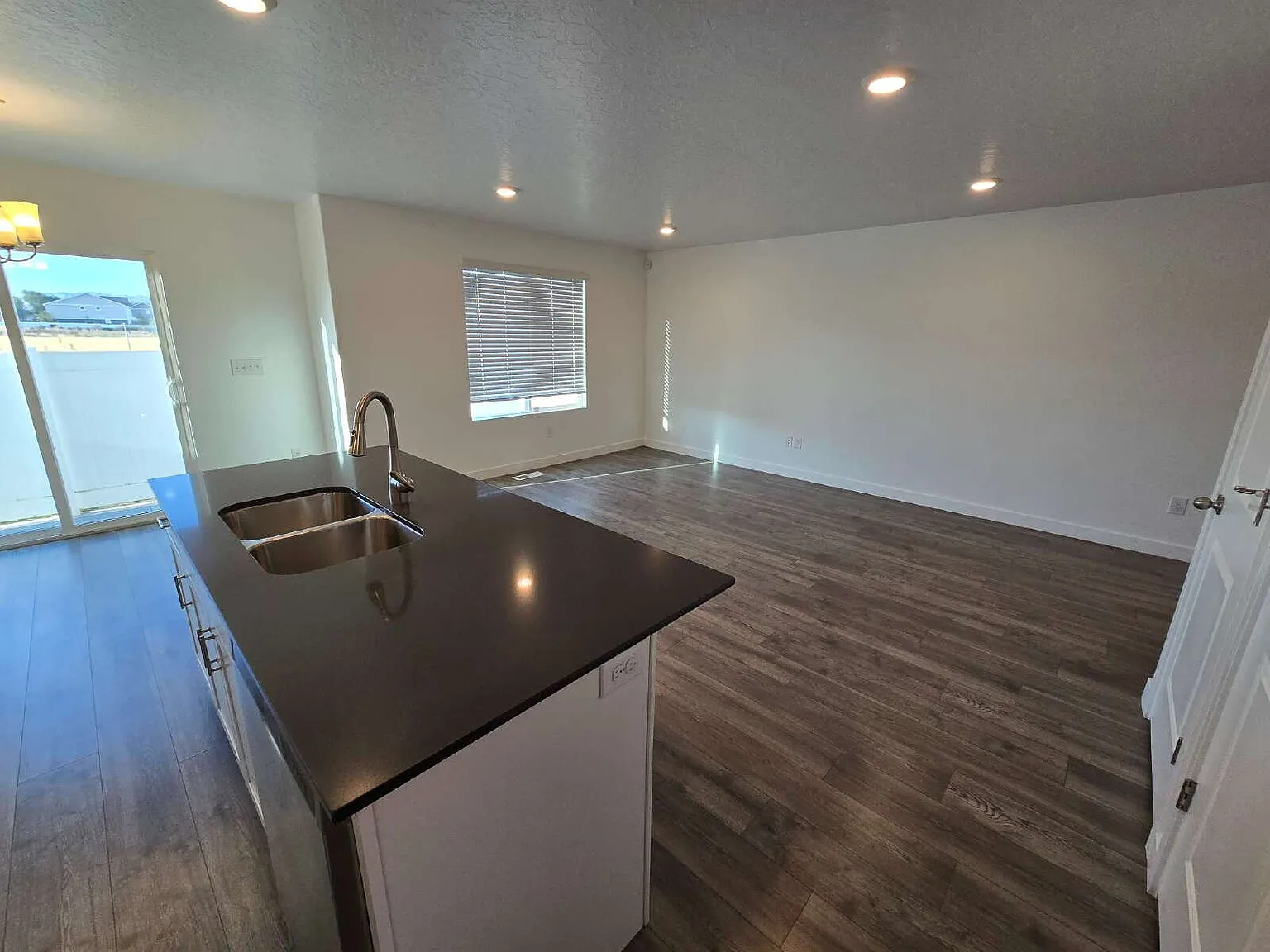 4 bed, 2.5 bath, 1654 sqft, $2,100 — Photo 4