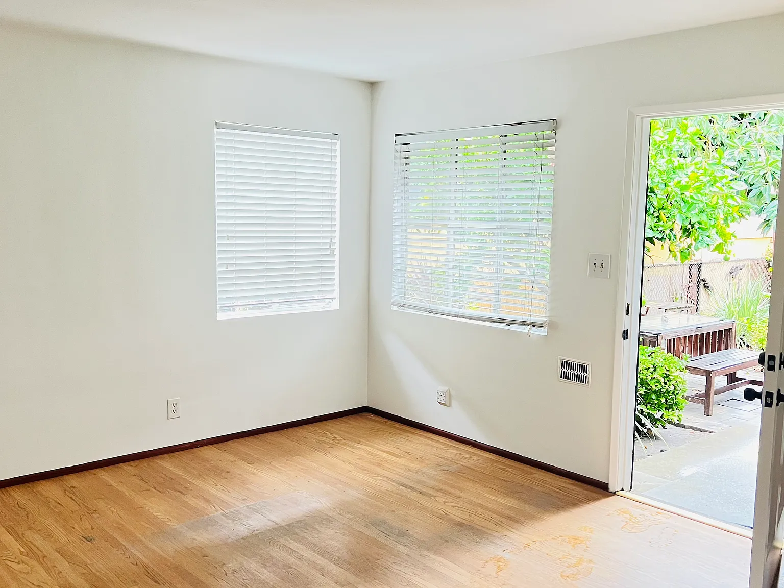 2 bed, 920 sqft, $3,750 — Photo 2