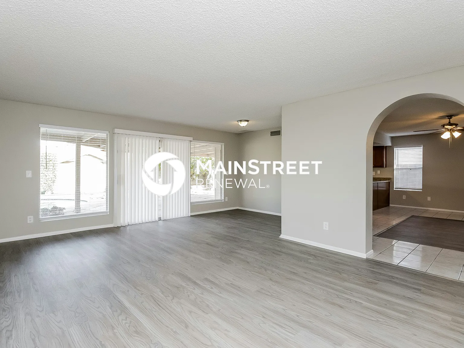 2058 W Gila Ln — Photo 2