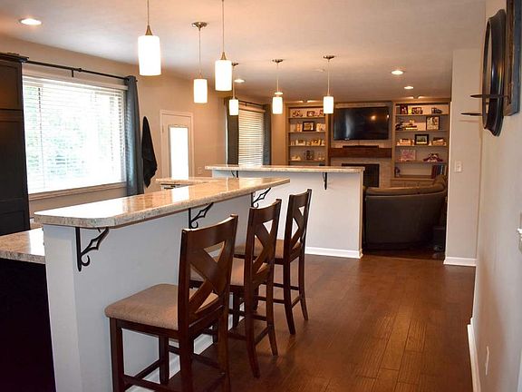 3rd image of 5587 Briarwood Dr