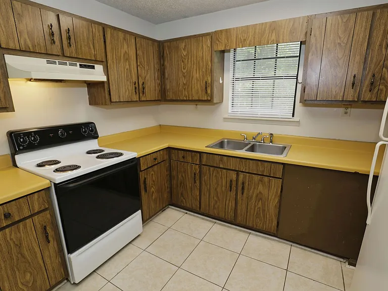 410 Madison Ave NW — Photo 2