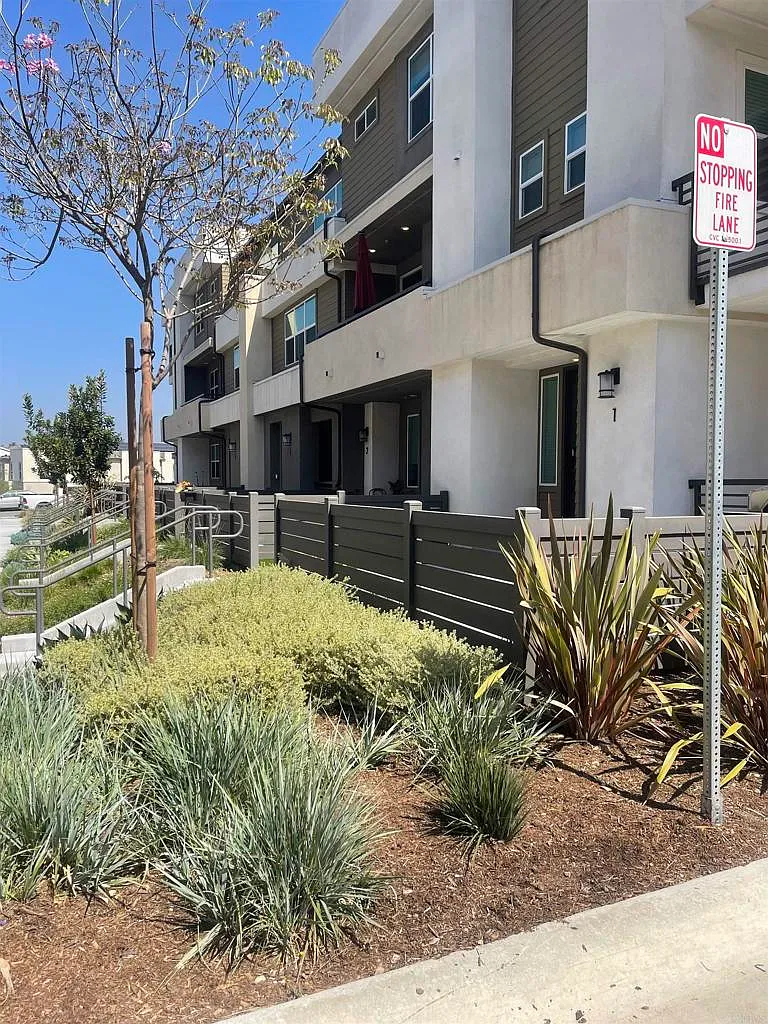 2 bed, 2.5 bath, 1810 sqft, $4,900 — Photo 4