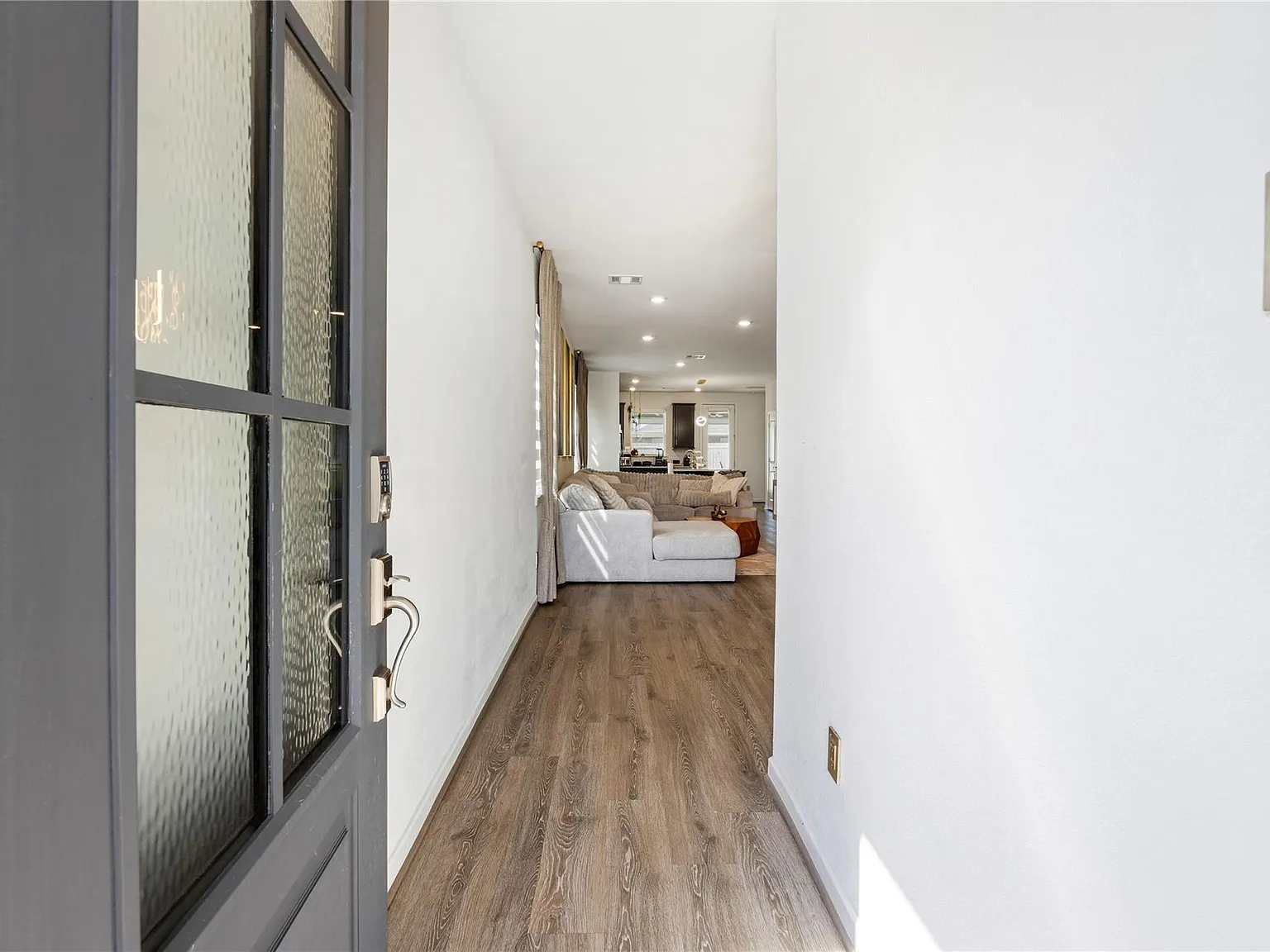 3 bed, 2.0 bath, 1450 sqft, $2,450 — Photo 4