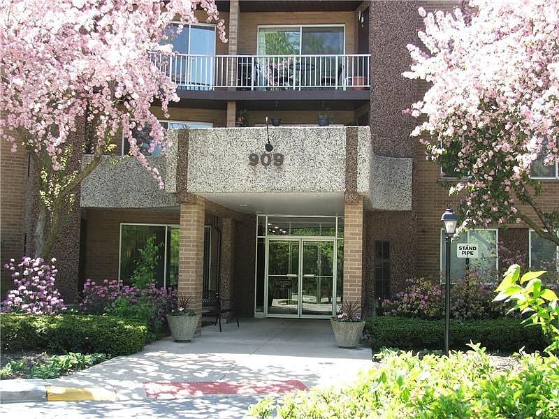 1st image of 909 E Kenilworth Ave Unit 215