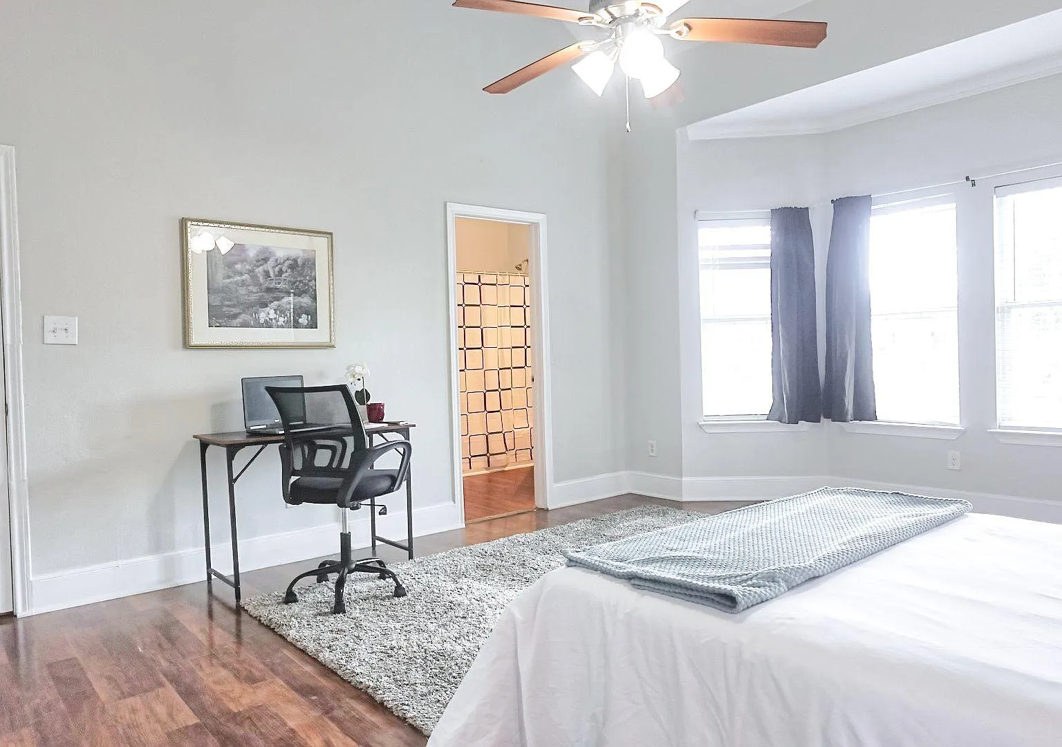 4 bed, 2.0 bath, 2300 sqft, $957 — Photo 3