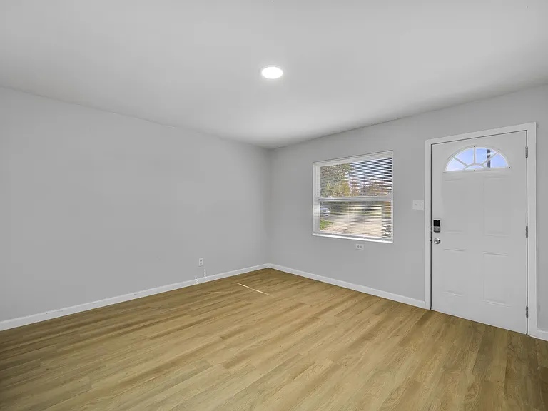 5106 E Columbus Dr — Photo 3