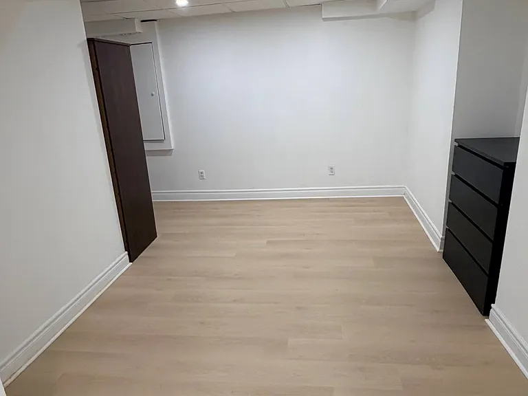 328 Woodspring Ave #BASEMENT — Photo 18