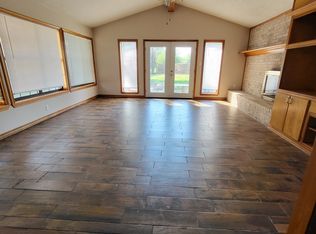 921 Mimosa Dr, Wake Village, TX 75501