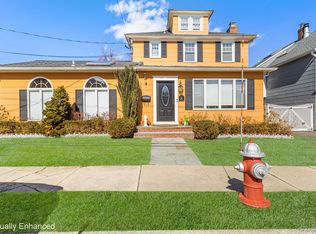 46 Riggs Pl, Locust Valley, NY 11560