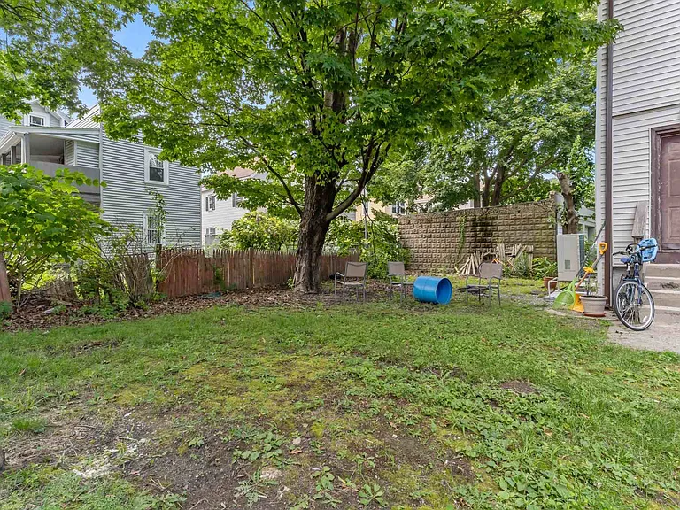 Gilman St — Photo 17