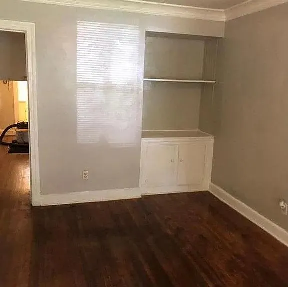 693 Loeb St — Photo 1