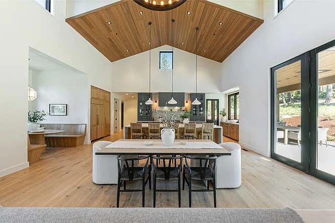 5 bed, 6.5 bath, 4500 sqft, $25,000 — Photo 3