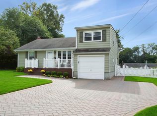 8 Calgary Ct, Huntington Station, NY 11746