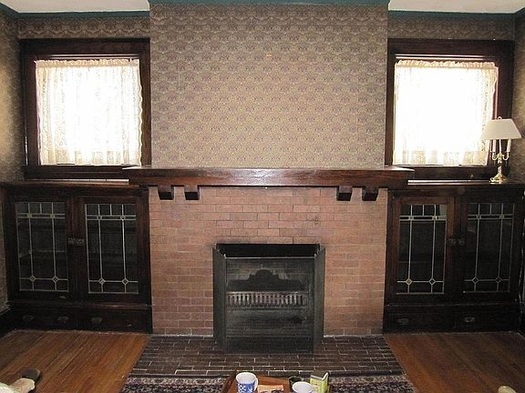 Fireplace w/built-in bookcases in LR