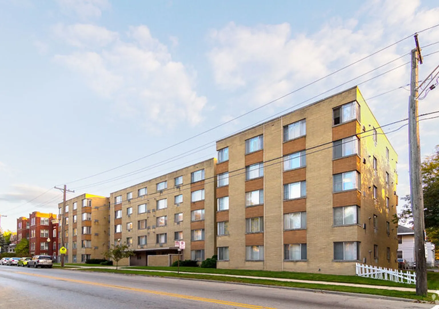 Chicago Place Apartments — Photo 2