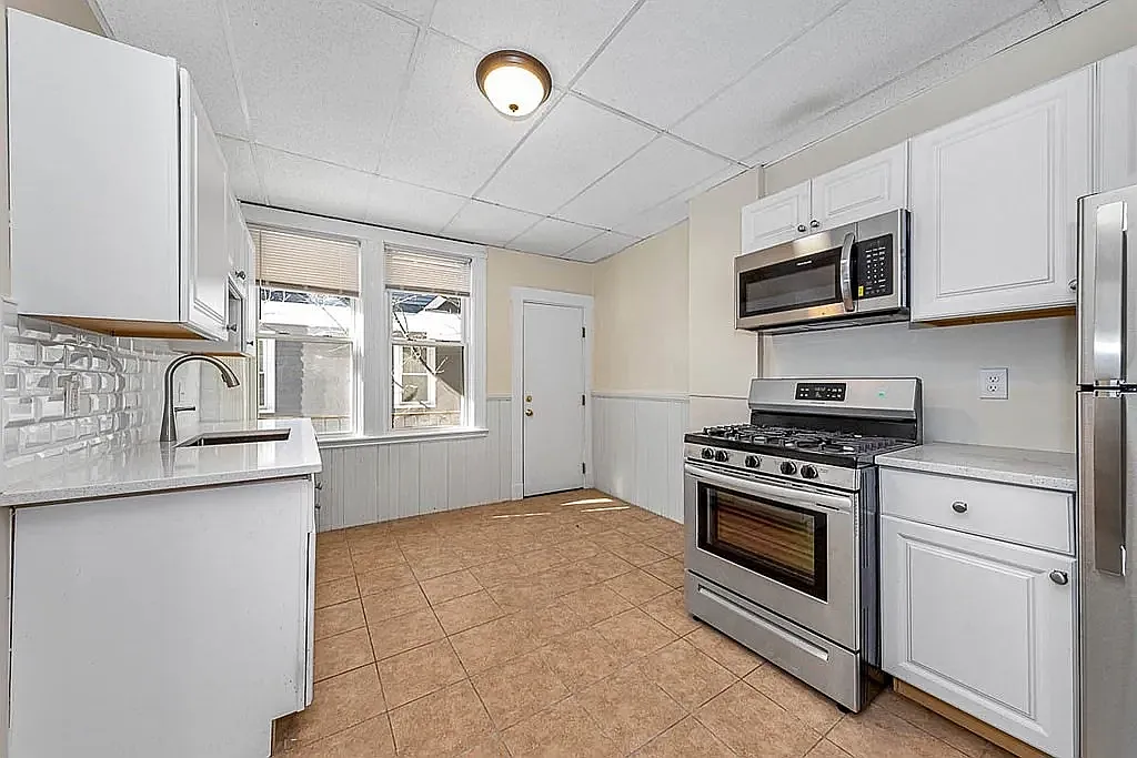 3 bed, 913 sqft, $3,425 — Photo 1