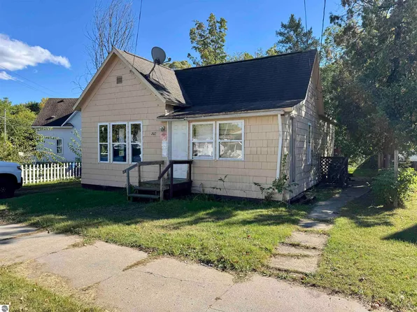 207 Wright St, Cadillac, MI 49601