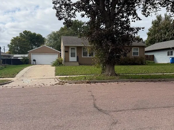 3205 S Carter Pl, Sioux Falls, SD 57105