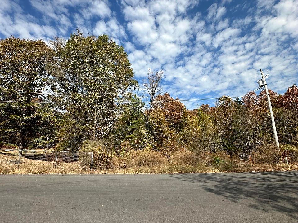 2nd image of 160 Piney Loop