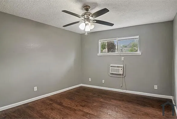 4811 Oakland St — Photo 9